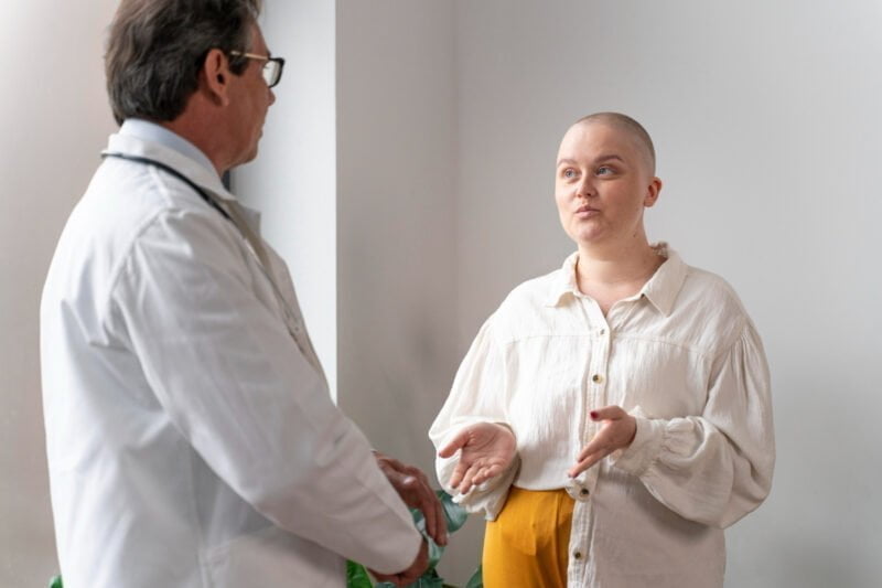 אישה חולה בסרטן משוחחת עם הרופא המטפל שלה