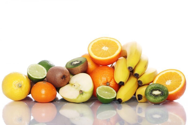 מגוון פירות מכל הצבעים - בננות, תפוזים, לימונים, קיווי, קלמנטינות, תפוחי עץ, תפוחים ירוקים